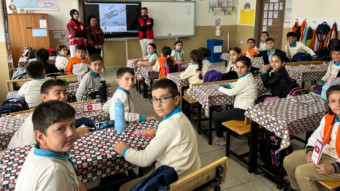 OKULUMUZ 4/F SINIFI İLK YARDIM GÜNÜ ETKİNLİĞİMİZ.